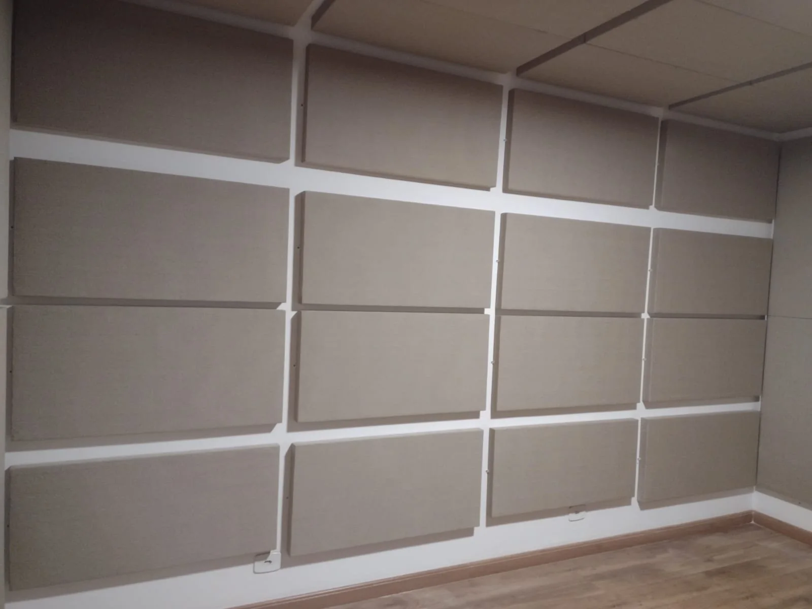 Painéis acústicos em tecido instalados em parede
